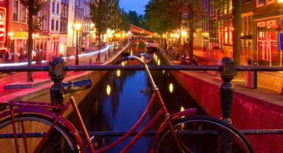 Amsterdam hat einen der berühmtesten Rotlicht-Bezirke.