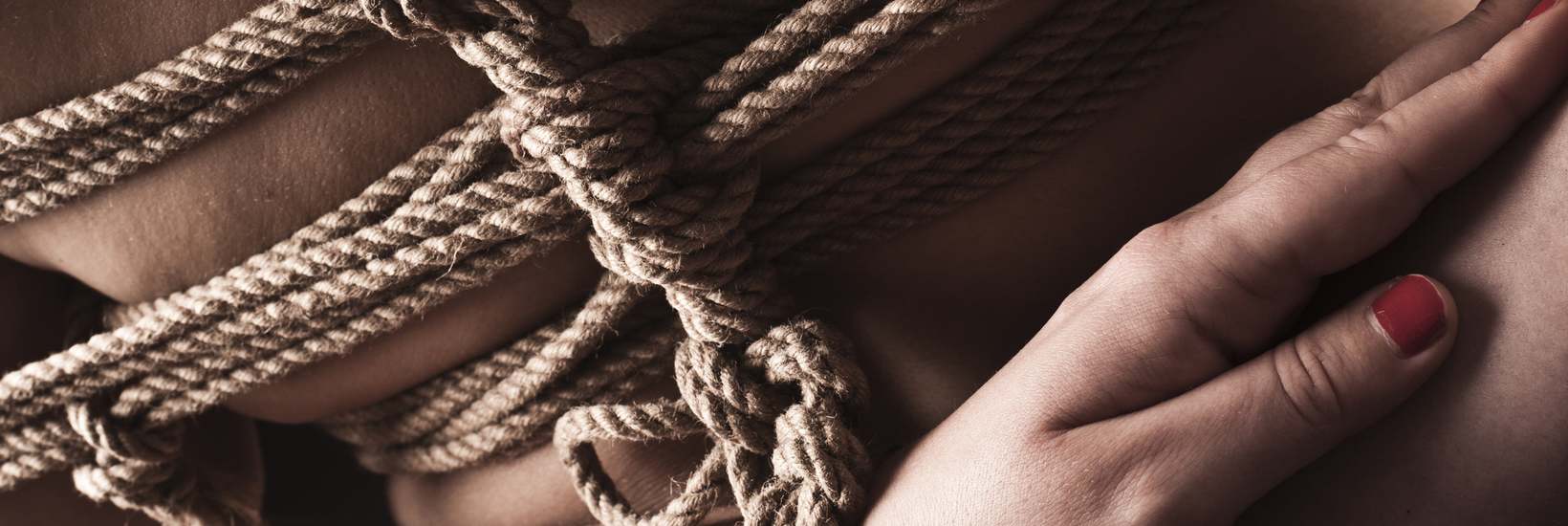Bondage ist die Kunst, die Bewegungsfreiheit erotisch einzuschränken. Oft kommen Seile oder Handschellen zum Einsatz.