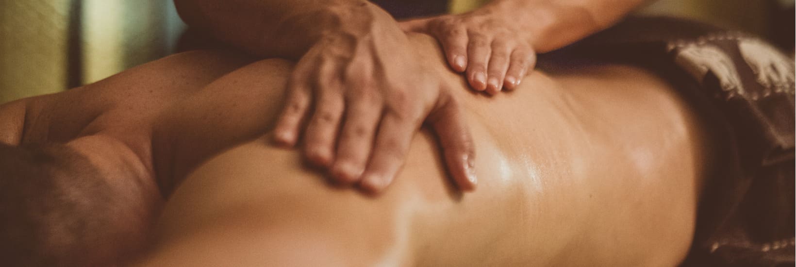 Ölige Massage bringt Freundin mit dickem Arsch zum ersten spritzenden Orgasmus