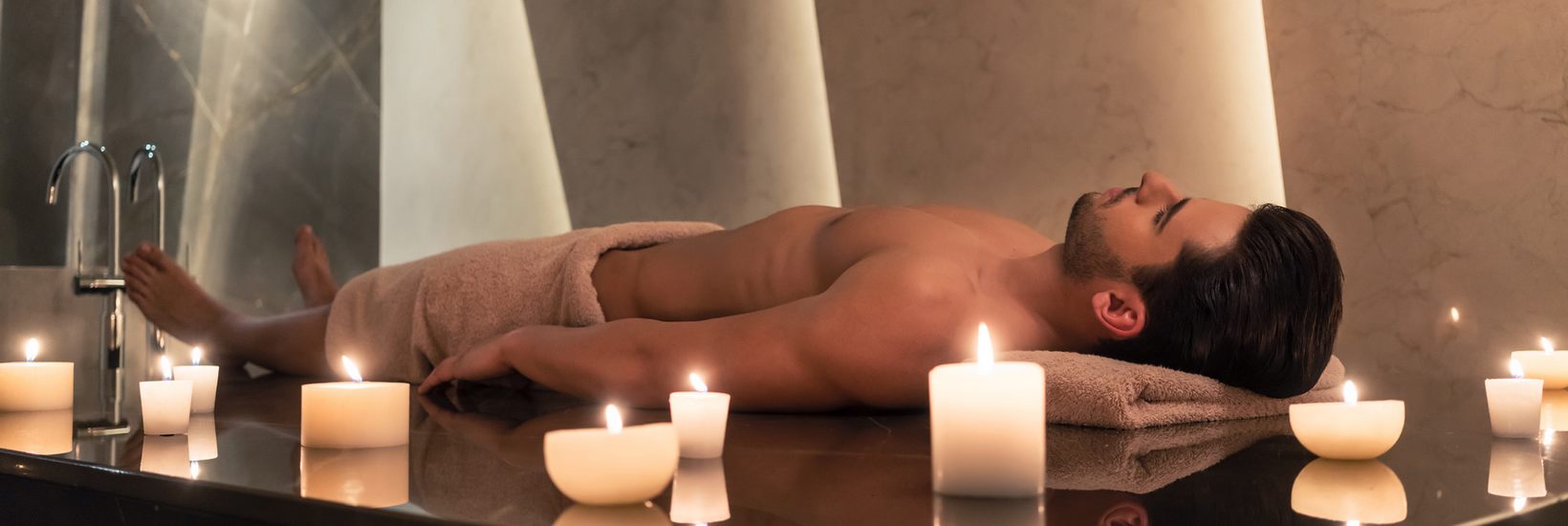 Eine Massage ist der ideale Start für dein Wellness-Wochenende mit viel Sex und Sinnlichkeit. 